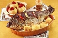 Запеченный карп с добавлением яблок и всевозможных соусов