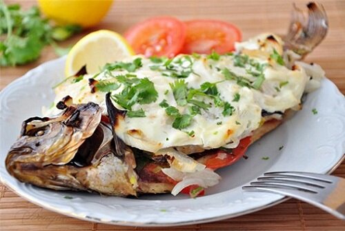 карась с помидорами