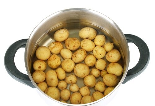 картошка в кастрюле
