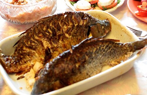 карп с яблоками и чесноком
