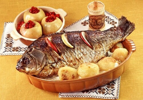 карп с яблоками