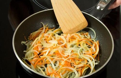 лук с морковкой на сковороде