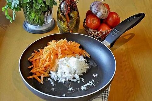 жаренный лук с морковью