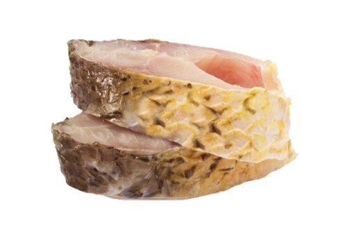 Кусочки маринованного карпа
