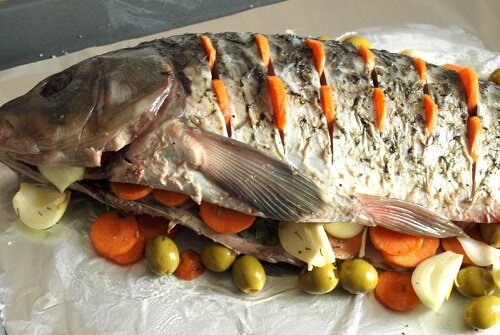Фаршированный овощами карп