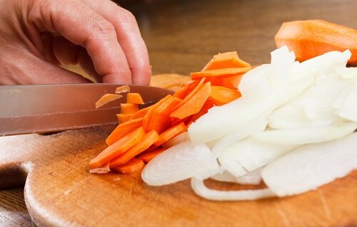 Измельченная морковь и лук